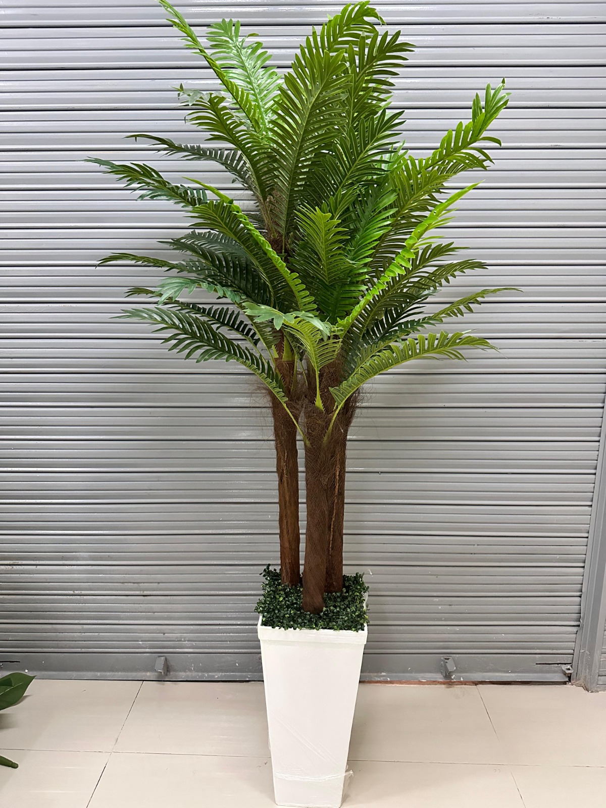 Palmera Artificial de 3 Tallos con Fibra de Coco y Base de Trupán