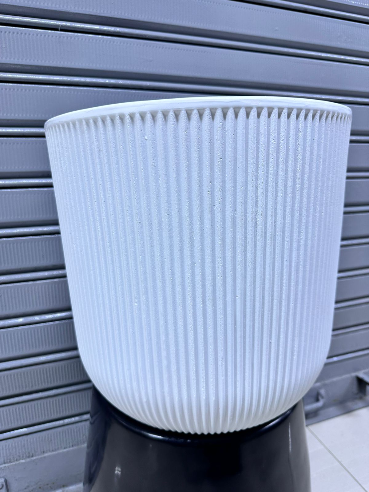 Maceta fibra de vidrio rayado | 35*30cm