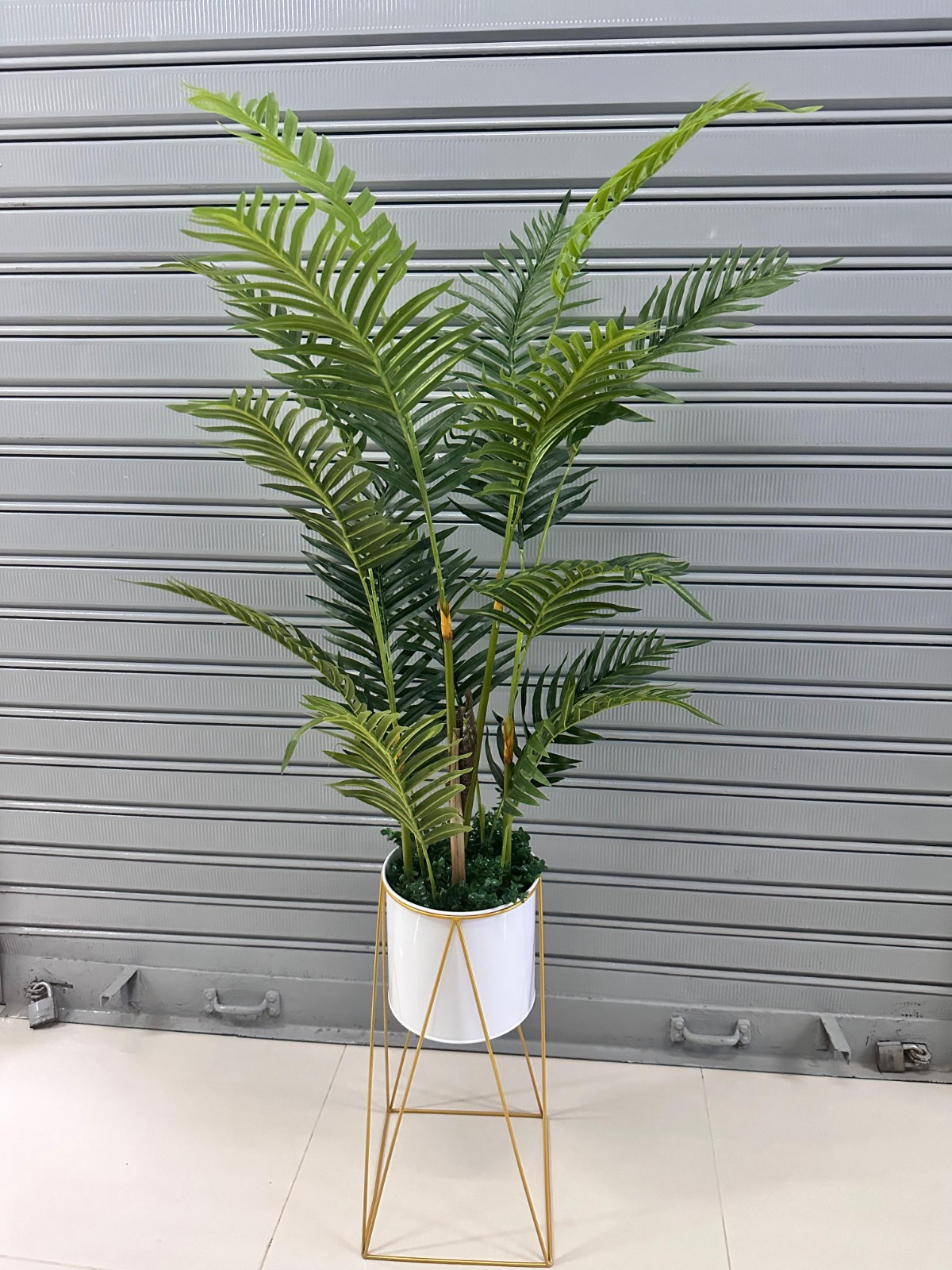 PALMERA DECORATIVA ARTIFICIAL DE 140 CM CON MACETA BLANCA Y BASE DORADA