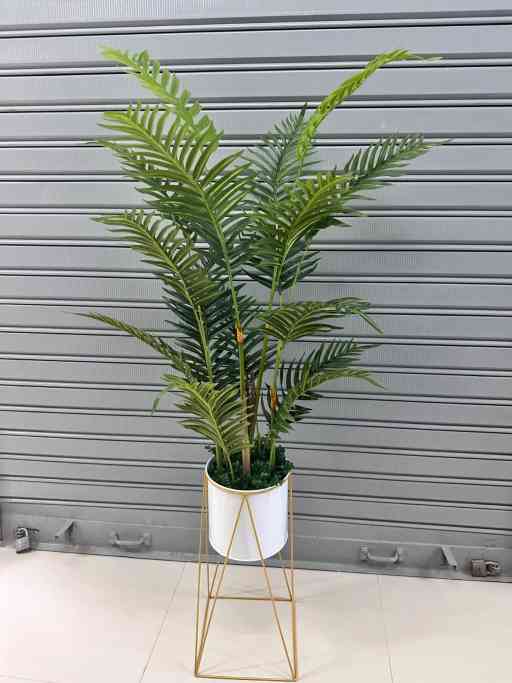 PALMERA DECORATIVA ARTIFICIAL DE 140 CM CON MACETA BLANCA Y BASE DORADA — Plantas Artificiales